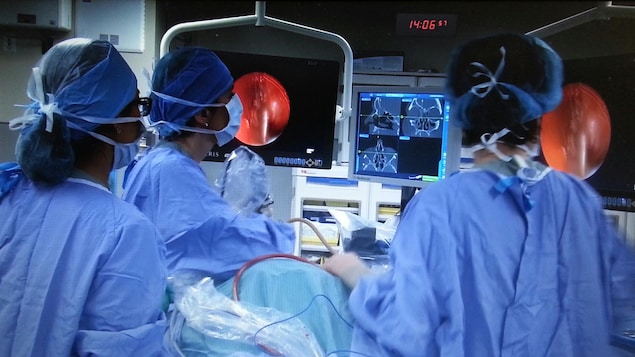 Des médecins spécialistes en salle d'opération.