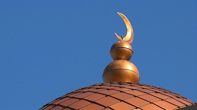 Le croissant, symbole de l'Islam, surmontant une coupole d'une mosquée
