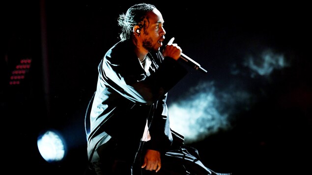 Kendrick Lamar, habillé de noir, en train de chanter lors la cérémonie des prix Grammy 2018