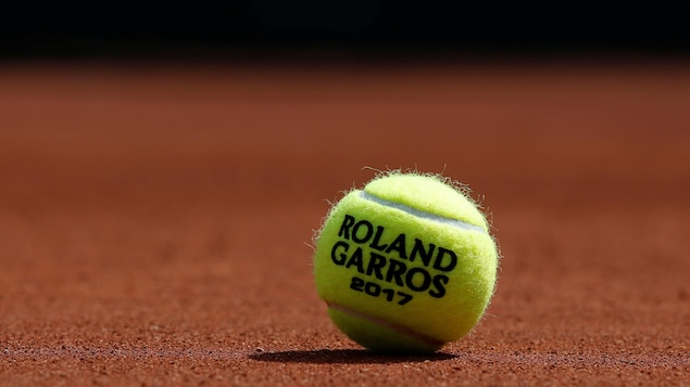 Une balle de tennis Roland-Garros 2017 sur un terrain de jeu au complexe du Stade Roland-Garros.