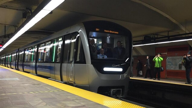 Le train AZUR de la STM sur les rails d'une station du métro de Montréal Le train AZUR de la STM sur les rails d'une station du métro de Montréal