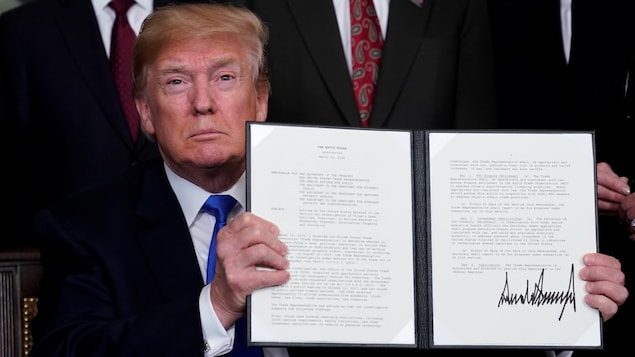 Le président montre le mémorandum où il a apposé sa signature.