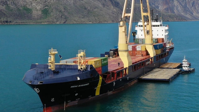 Le navire transportant des conteneurs.