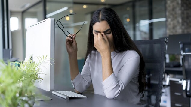 Une femme aux prises avec une migraine