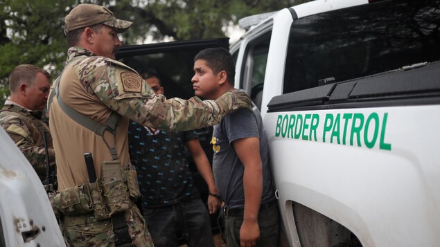Un garde-frontière arrête un immigrant illégal au Texas. Un garde-frontière arrête un immigrant illégal au Texas.