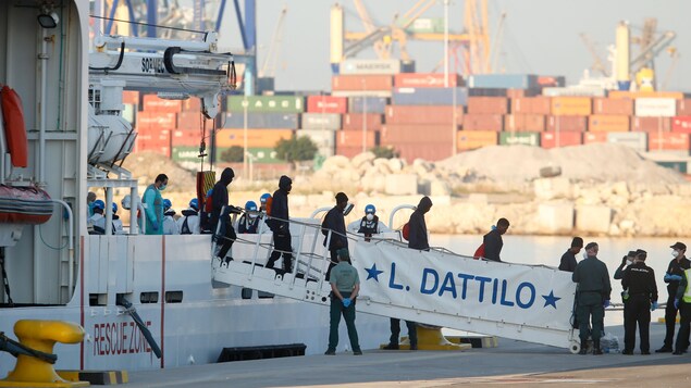 Les premiers migrants sont arrivés au port de Valence, dimanche matin, à bord du navire italien Dattilo. Les premiers migrants sont arrivés au port de Valence, dimanche matin, à bord du navire italien Dattilo.