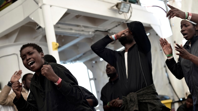 Des migrants, qui errent en Méditerranée depuis une semaine à bord de l'Aquarius, chantent et célèbrent alors que le navire approche la côte espagnole.