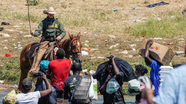 Mauvais traitement de migrants : des images aux États-Unis suscitent des réactions