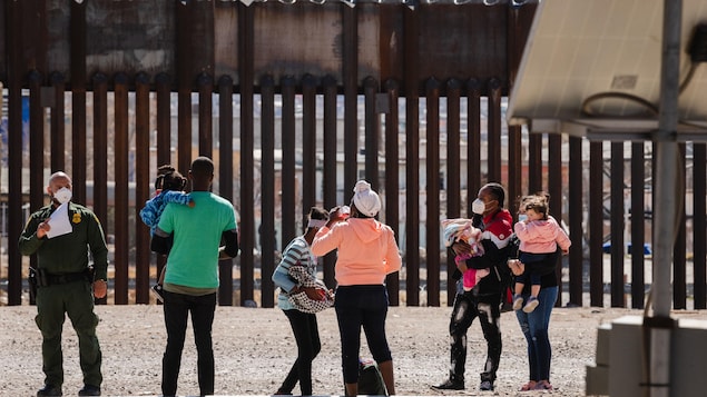 Les migrants qui arrivent au Texas et en Arizona sont envoyés par les gouverneurs républicains, par autobus, dans les villes démocrates du nord du pays