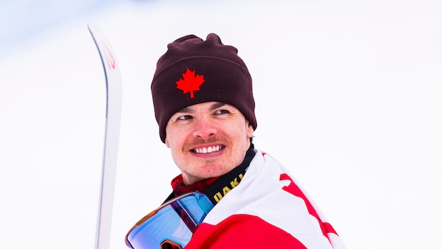 L'athlète canadien Mikael Kingsbury affche un large sourire.