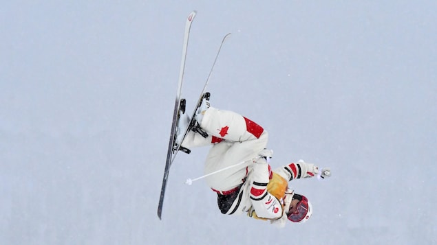 Un homme fait une manœuvre en l'air.