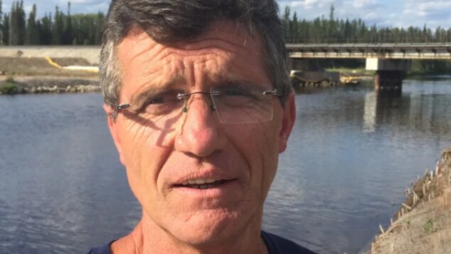 Un homme debout devant un pont Un homme debout devant un pont