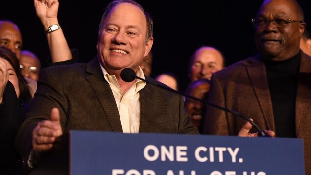 Le marie de Détroit, Mike Duggan, célèbre sa victoire. Le marie de Détroit, Mike Duggan, célèbre sa victoire.