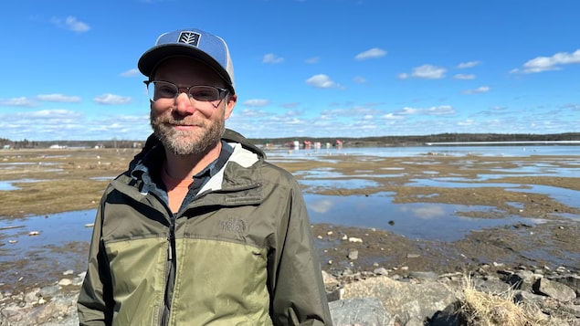 Mike Palmer est debout au bord de la baie de Yellowknife.