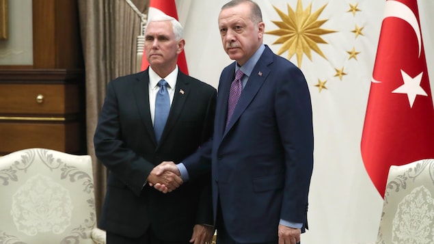 Les deux hommes se serrent la main.