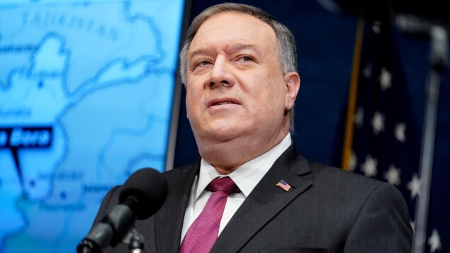 Mike Pompeo, devant un micro