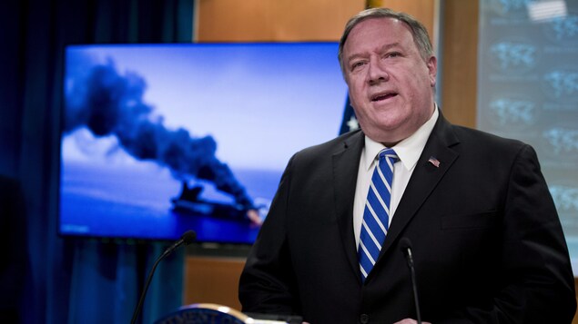 Le secrétaire d'État américain Mike Pompeo parle debout derrière une tribune.
