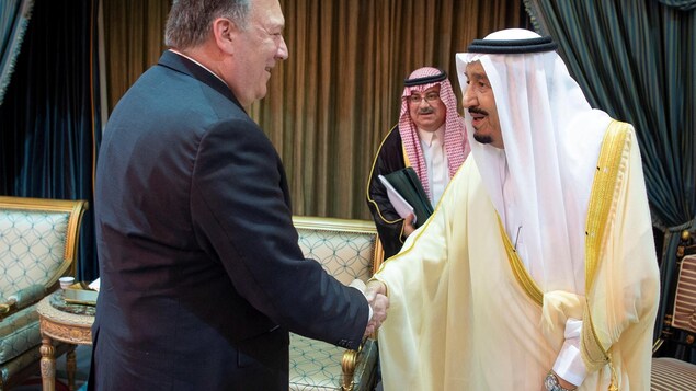 Mike Pompeo serre la main du roi Salmane. Mike Pompeo serre la main du roi Salmane.