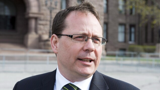 Le chef du Parti vert de l’Ontario, Mike Schreiner, devant Queen's Park Le chef du Parti vert de l’Ontario, Mike Schreiner, devant Queen's Park