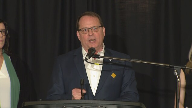Mike Schreiner présente son discours face à ses partisans.