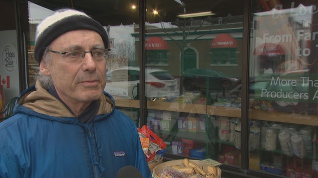 Un homme donne une entrevue devant une succursale d'Herb and Spice à Ottawa. Un homme donne une entrevue devant une succursale d'Herb and Spice à Ottawa.