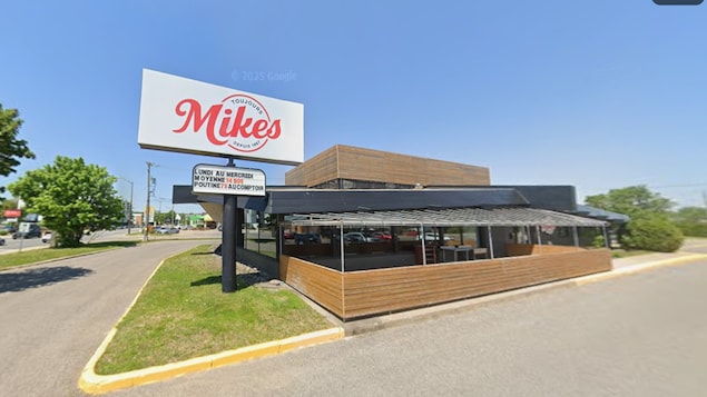 Un restaurant sur le bord d'une route.
