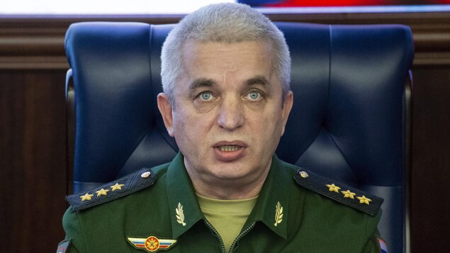 Le colonel général Mikhaïl Mizintsev assis à une table.