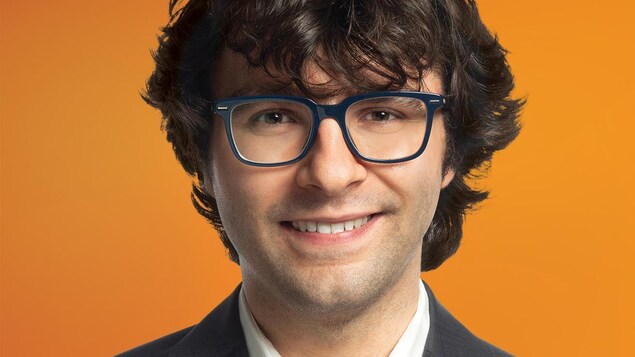 Portrait officiel de Milan Bernard regardant la caméra devant un arrière-plan neutre. Portrait officiel de Milan Bernard regardant la caméra devant un arrière-plan neutre.