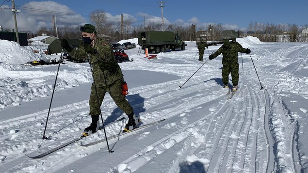 Des militaires en ski de fond