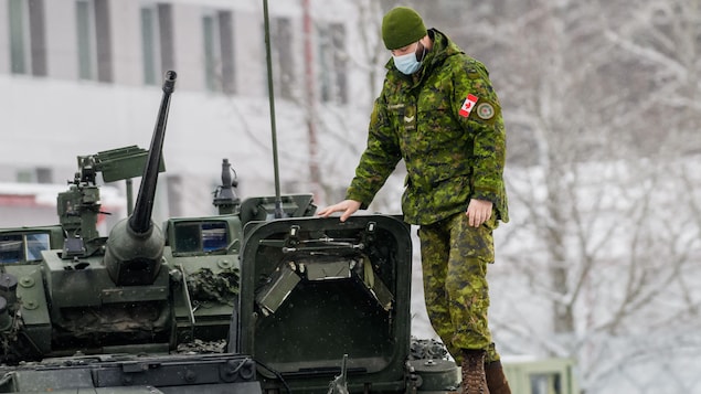 Un militaire canadien sur la base militaire d'Adazi, en Lettonie, le 8 mars 2022.