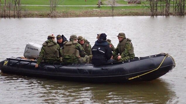 Des militaires des Forces armées canadiennes étaient toujours déployés lundi à Rigaud, en Montérégie, municipalité frappée par les inondations.