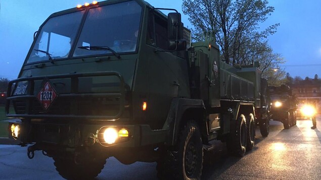 Des camions militaires