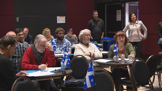 Quelques militants écoutent les discours lors de l'assemblée publique Quelques militants écoutent les discours lors de l'assemblée publique