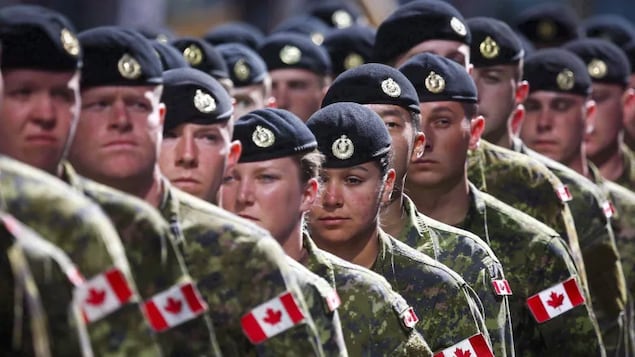 Mga miyembro ng Canadian Armed Forces na naka-uniporme.