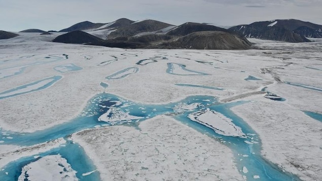 On voit un paysage de glace et de montagnes de l'Arctique canadien.