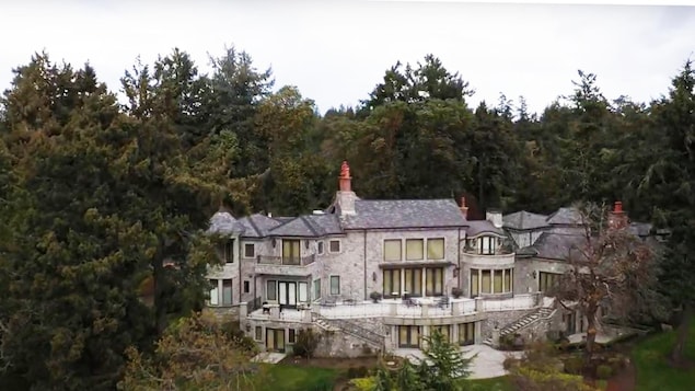 Une grande maison en pierre.