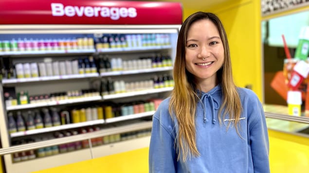 Mimi Lam à l'intérieur de son magasin de cannabis