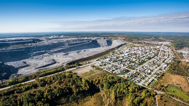 Vue aérienne de la mine et des maisons qui la bordent.