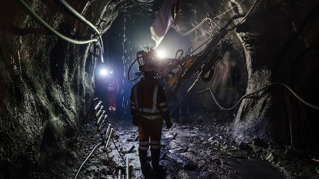 Un travailleur au charbon dans une mine. 