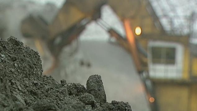 Un bulldozer travaillant dans une mine de charbon.