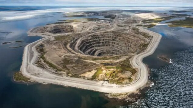 La mine de diamants Diavik à ciel ouvert dans les Territoires du Nord-Ouest
