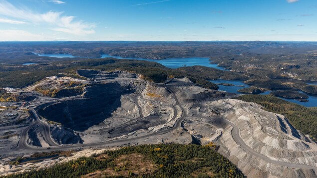 Une mine à ciel ouvert à côté d'un lac