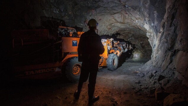 Des équipes à la recherche des mineurs coincés dans la mine Perkoa, le 1er mai 2022, au Burkina Faso.
