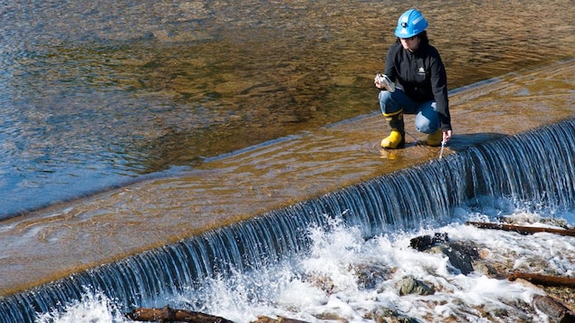 Analyse d'eau dans un parc de résidus de la mine Goldex, d'Agnico Eagle, en Abitibi-Témiscamingue.