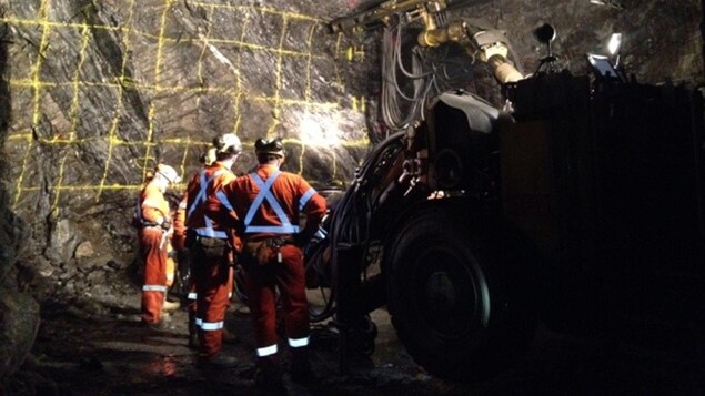 Des mineurs de Vale dans une galerie souterraine. Des mineurs de Vale dans une galerie souterraine.