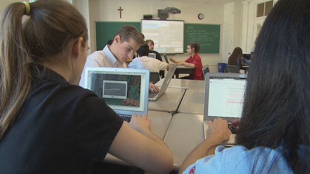 Des élèves de troisième secondaire d'une école de Lévis utilisent le jeu Minecraft dans le cadre de leur cours d'histoire