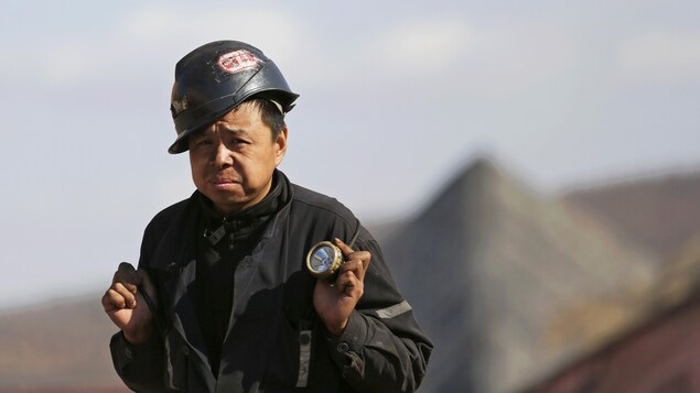 Un homme en habit de protection.