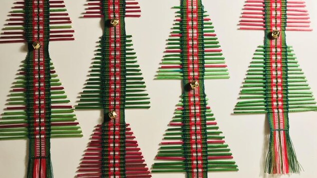 Des sapins rouges et verts de Noël tissés, en gros plan. Des sapins rouges et verts de Noël tissés, en gros plan.