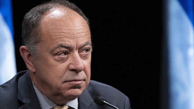 Christian Dubé écoute une question lors d'une conférence de presse.