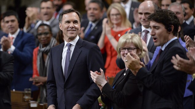 Bill Morneau, entouré de ses collègues libéraux, à la Chambre des communes.